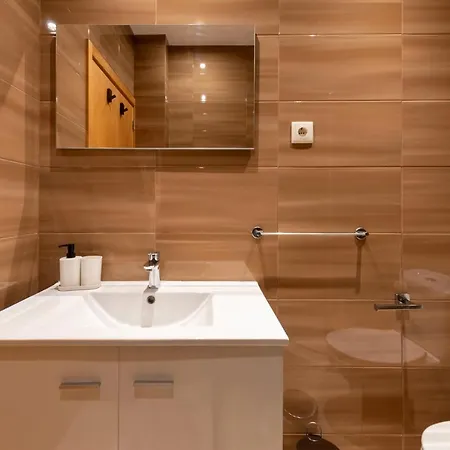 Joivy Warm And Inviting Flat With Balcony