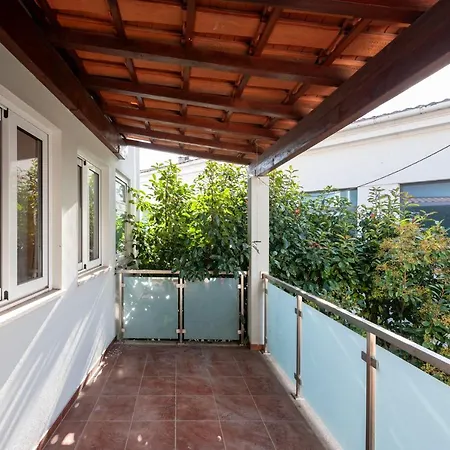 Joivy Warm And Inviting Flat With Balcony Apartment
