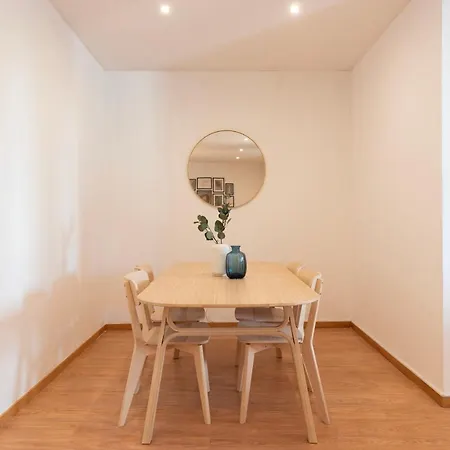 Joivy Warm And Inviting Flat With Balcony